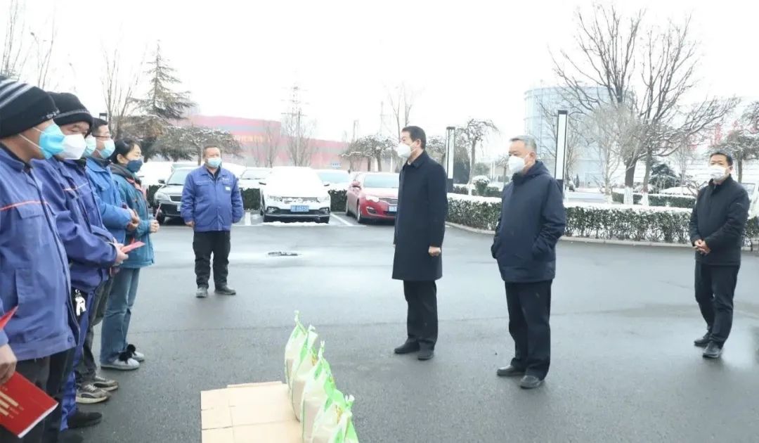 王宝玉书记到AYX.COM-爱游戏ayx·（中国）官方网站
看望慰问职工和劳模李静敏